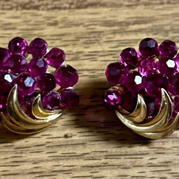 Trifari • Briolette Fuschia •Gold Tone • Purple • Rhinestone Flower • Earrings - Picture 7 of 14
